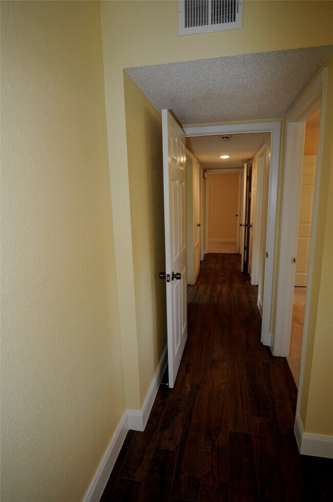Building Photo - 1903 Brushy Creek Dr