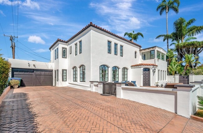 Building Photo - Luxury Bayside Living in Loma Portal with 5 bedrooms & 3 baths!