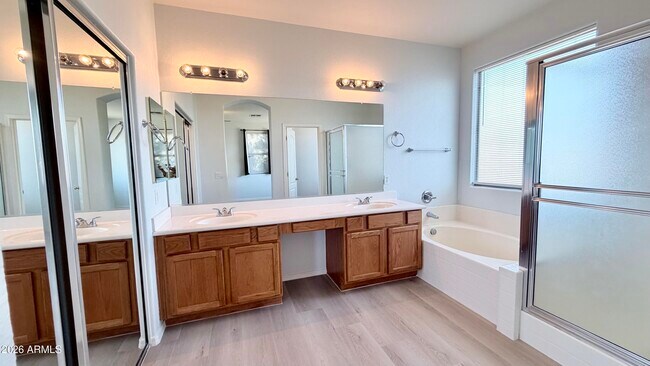 Building Photo - 1289 E Iris Dr