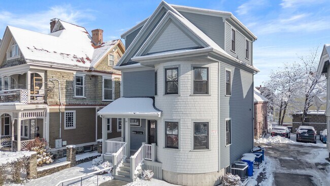 Building Photo - Amazing 3 bed 3 bath in Allston