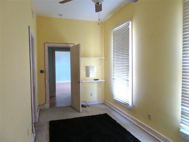 Building Photo - 302 S Washington St