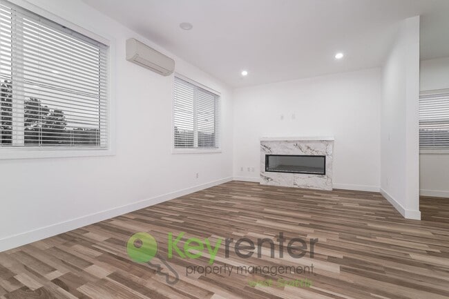 Building Photo - **Rent Special** Modern 3 Bedroom Seattle Home with Vaulted Ceilings