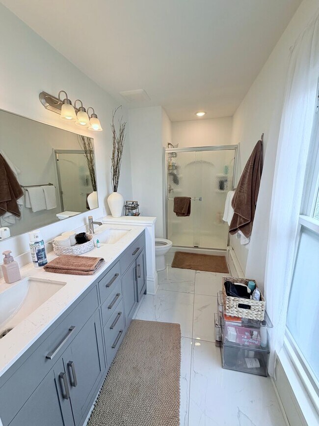Building Photo - Gorgeous 3 Bedroom with Modern Upgrades!!
