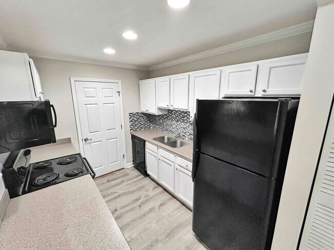 Building Photo - Charming 1 BR/1 BA Condo in Gated Sandy Sp...
