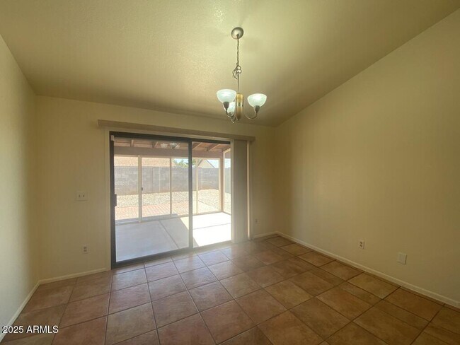 Building Photo - 3271 Briarwood Dr
