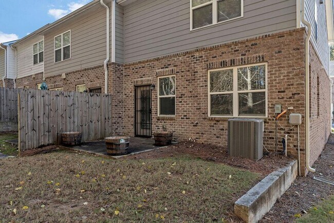 Building Photo - 1938 Millstream Hollow