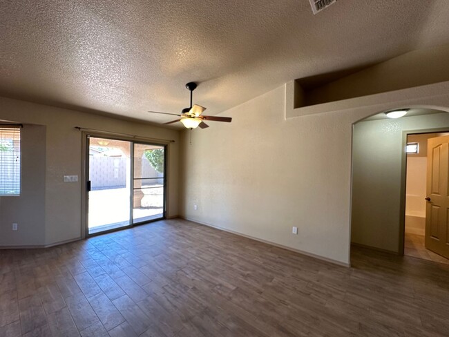 Building Photo - Beautiful 3 bedroom, 3 garage home in Chap...