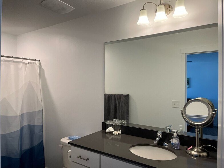 Building Photo - 1112 E Hatch Row