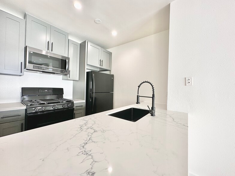 Building Photo - 1541 Ocean Ave