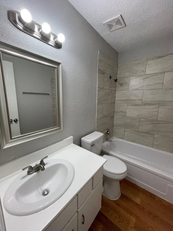 Building Photo - 5625 Antoine Dr