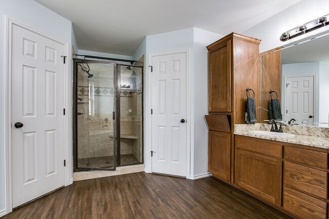 Building Photo - 5022 Red Oak Ln