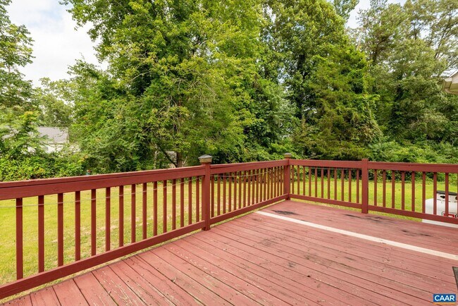 Building Photo - 497 Sunset Dr