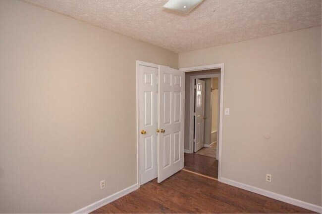Building Photo - 670 Artic Ave