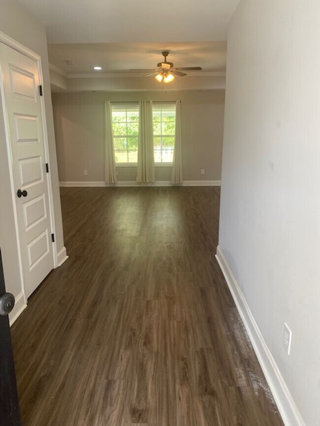 Building Photo - Quiet Living and close to the Back Gate