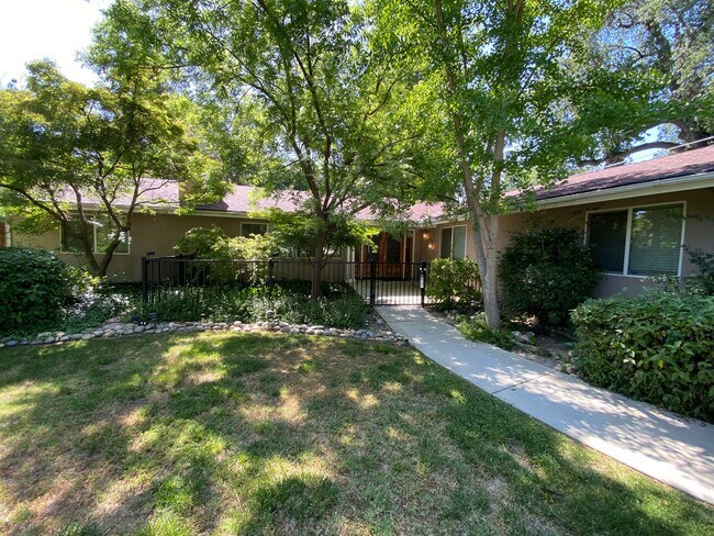 Building Photo - Spacious home in Green Acres coming soon!