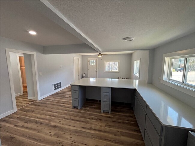 Building Photo - 118 E Spring St