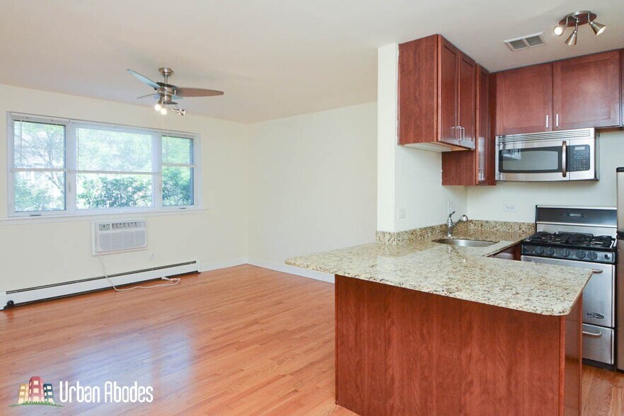 Building Photo - 637 W Wrightwood Ave