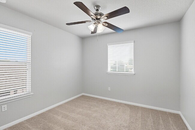 Building Photo - Large 4 bed, 2.5 bath Home in Meadows of K...