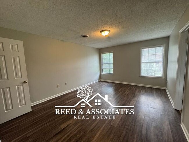 Building Photo - 3 Bedroom in Hickory Ridge - South Riverdale