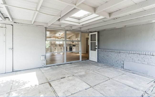 Building Photo - 102 Glendora Ave