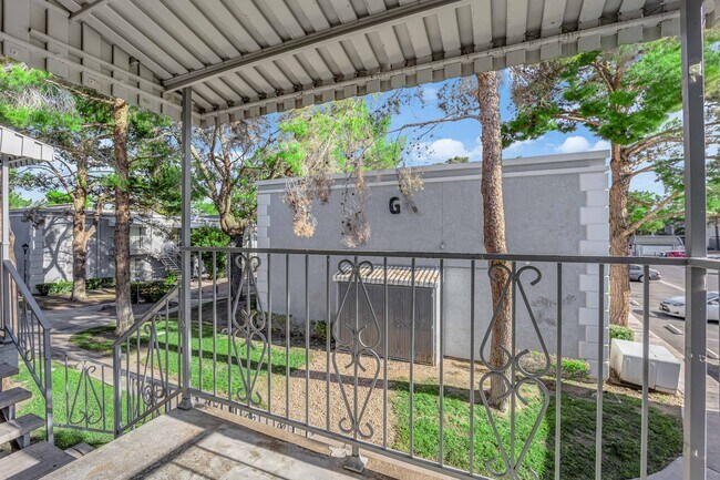 Building Photo - NEWLY REMODELED 2 BEDROOM CONDO!
