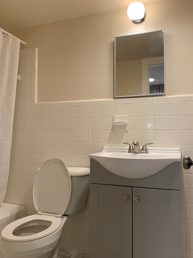 Building Photo - 208 S Elm St