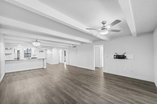 Building Photo - 10120 Boca Entrada Blvd