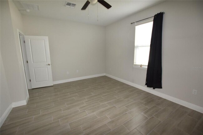 Building Photo - 642 Desmoines Ct