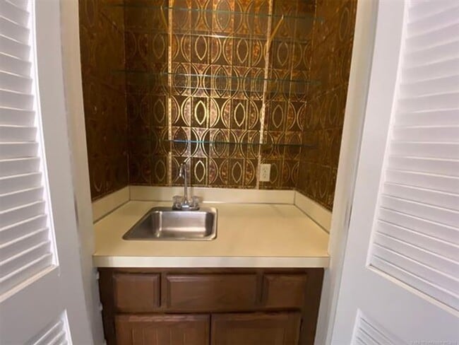 Building Photo - Jenks Schools! This 3 bedroom, 2 bath duplex is located at back of cul-de-sac