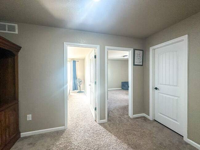 Building Photo - Grand 6bd 4ba Crystal Valley home with an in-law suite!!!