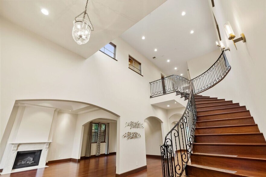 Building Photo - 512 Lakeview Way