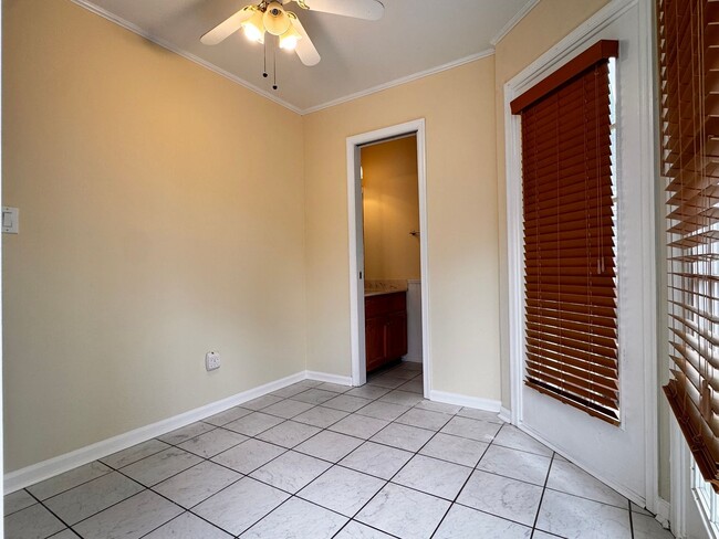 Building Photo - Briarwood Townhome close to NGIC and Hollymead Town Center!