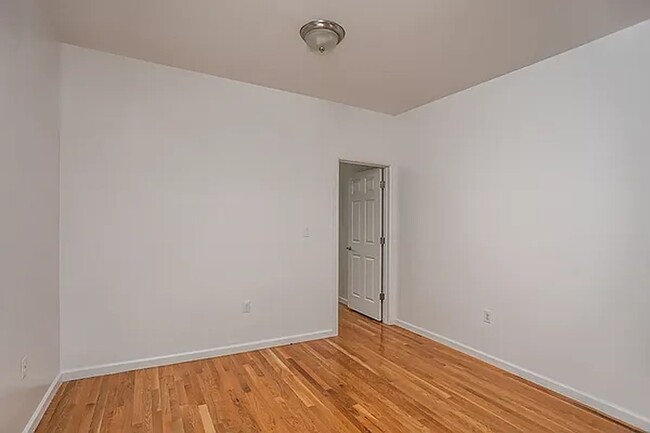 Building Photo - 148 Patchen Avenue