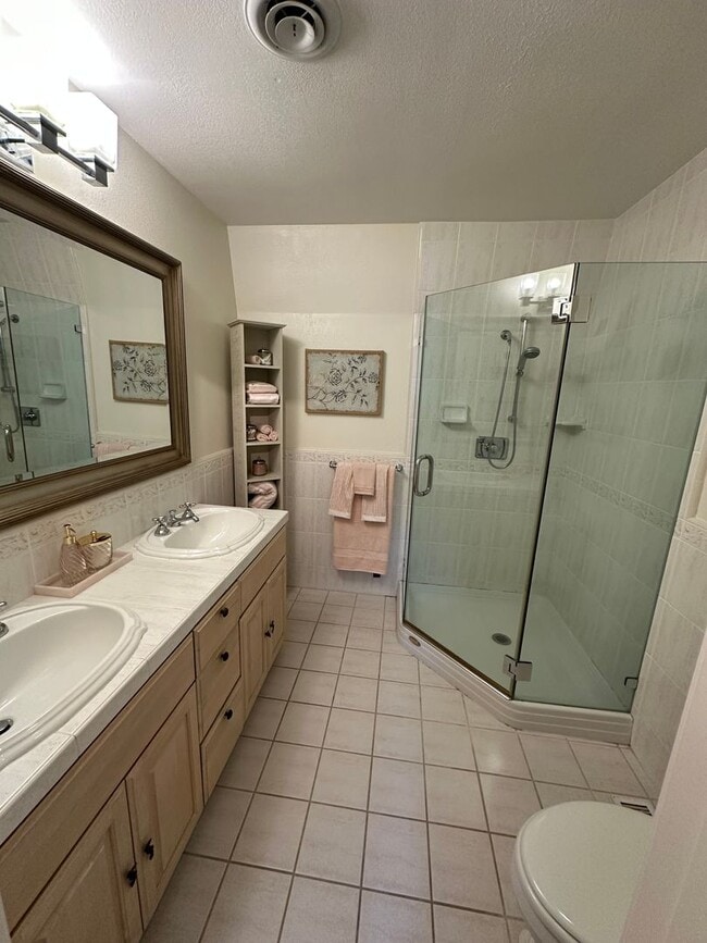 Building Photo - 4 Bed 4.5 Bath, Beautiful Home With Pool A...