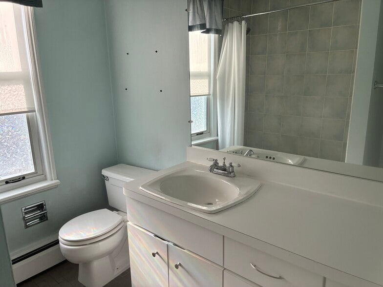 Bathroom - 21 Franklin St