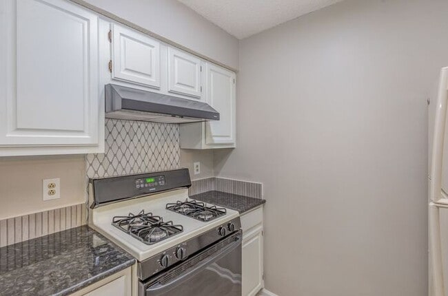 Building Photo - Delightful 2-bedroom, 2-bathroom condo