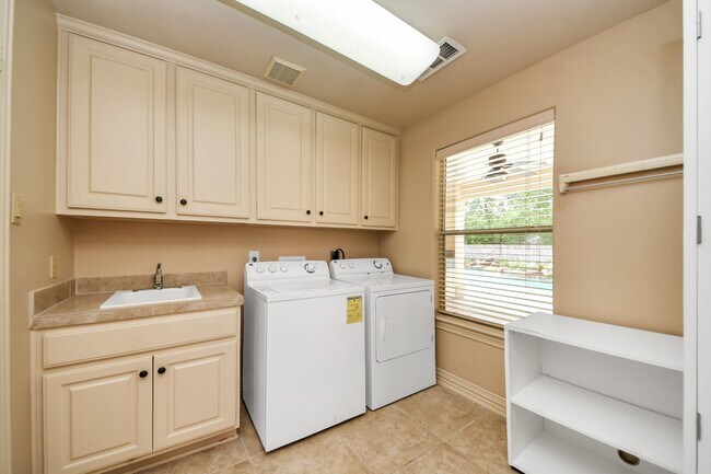 Building Photo - 14207 Jade Cove Dr