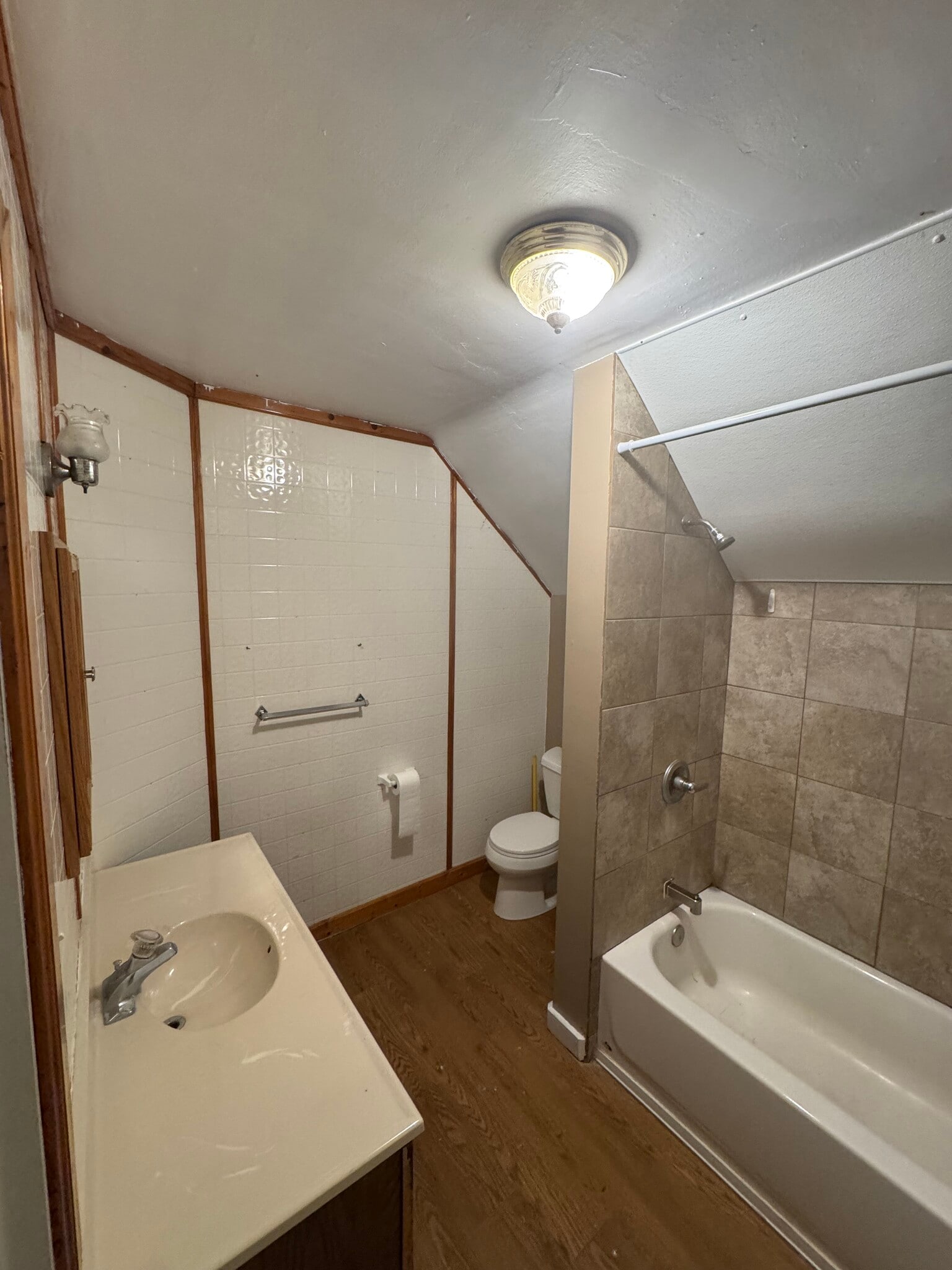 Bathroom - 204 Independence Ave S