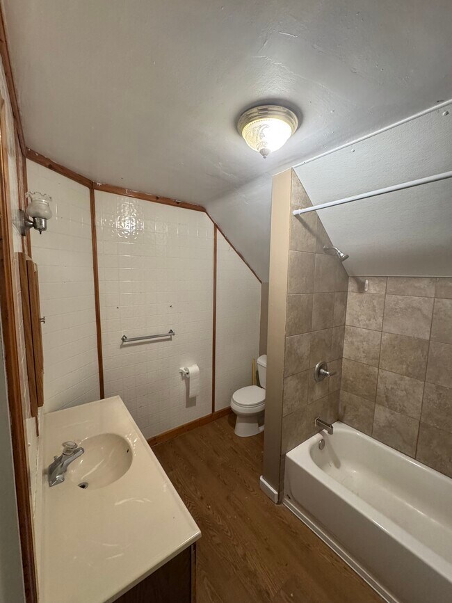 Bathroom - 204 Independence Ave S