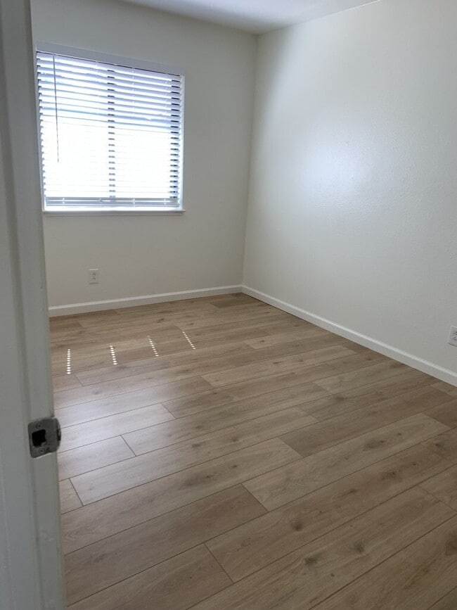 Building Photo - Updated Unit with Vinyl Floors & Stainless...