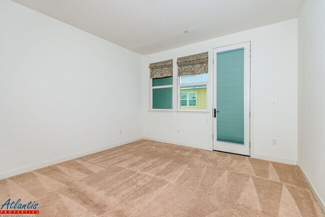 Building Photo - Lovely Townhouse | Central A/C | Private Balconies