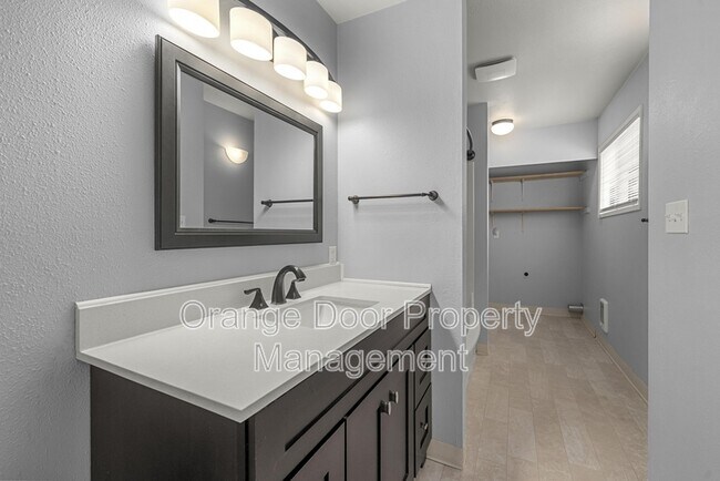 Building Photo - 834 S 72nd St