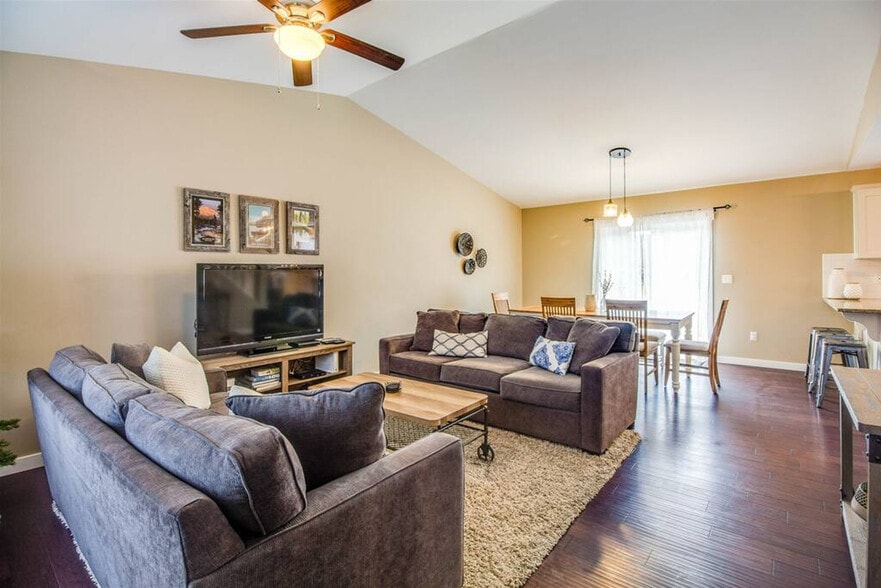 Building Photo - 525 SE Gleneden Place