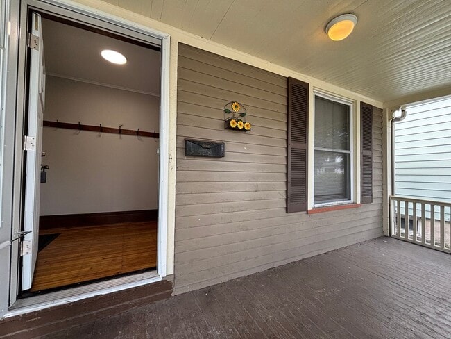 Building Photo - 4 Bedroom Park Ave House - 2 Full Baths, D...