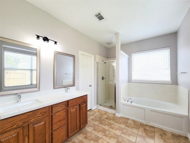 Building Photo - 17207 Mossbriar Ln