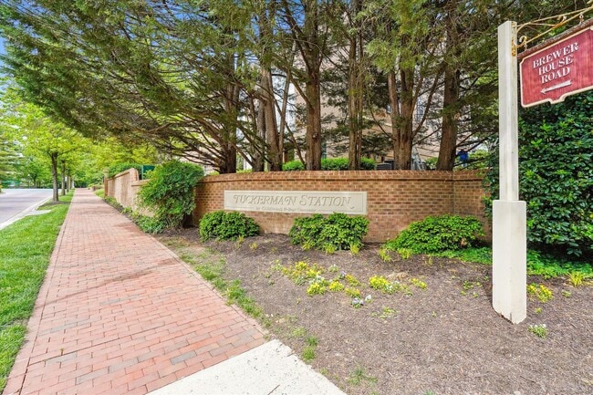 Building Photo - Furnished 2BR/2BA plus den located at Tuck...