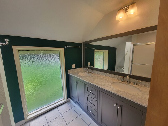 Building Photo - 3 bed, 1 bath home by Sacheen Lake