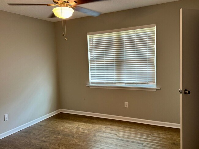 Building Photo - 001 University Ct