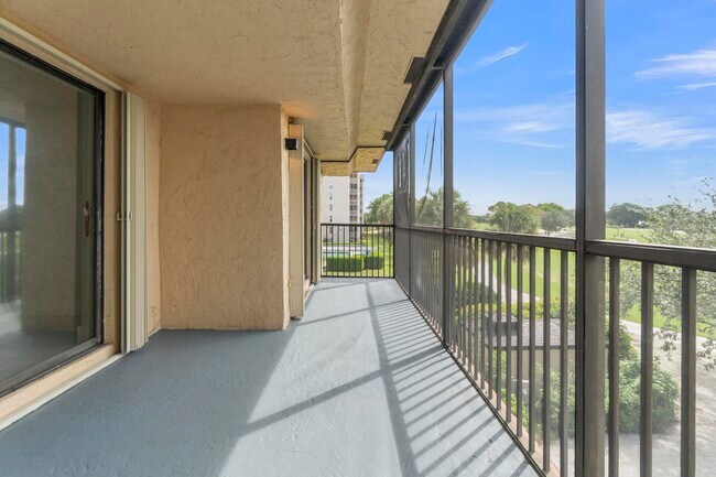 Building Photo - 200 Jacaranda Country Club Dr