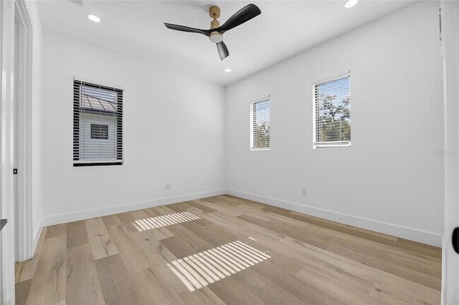 Building Photo - 2335 Oak Terrace